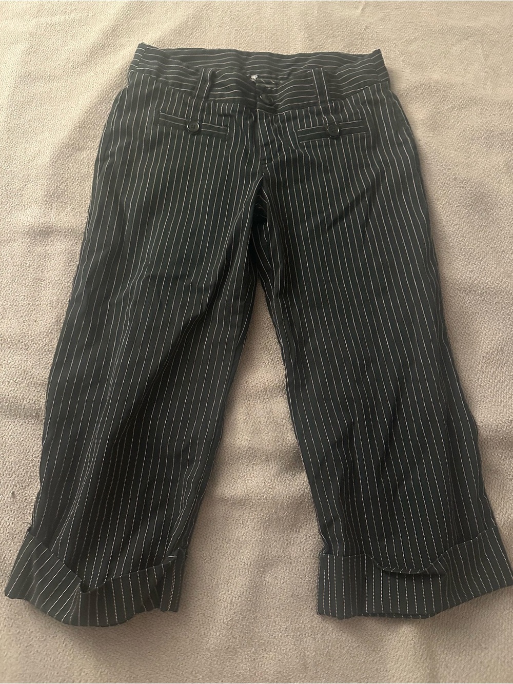 ellemenno Black Pinstripe Capris